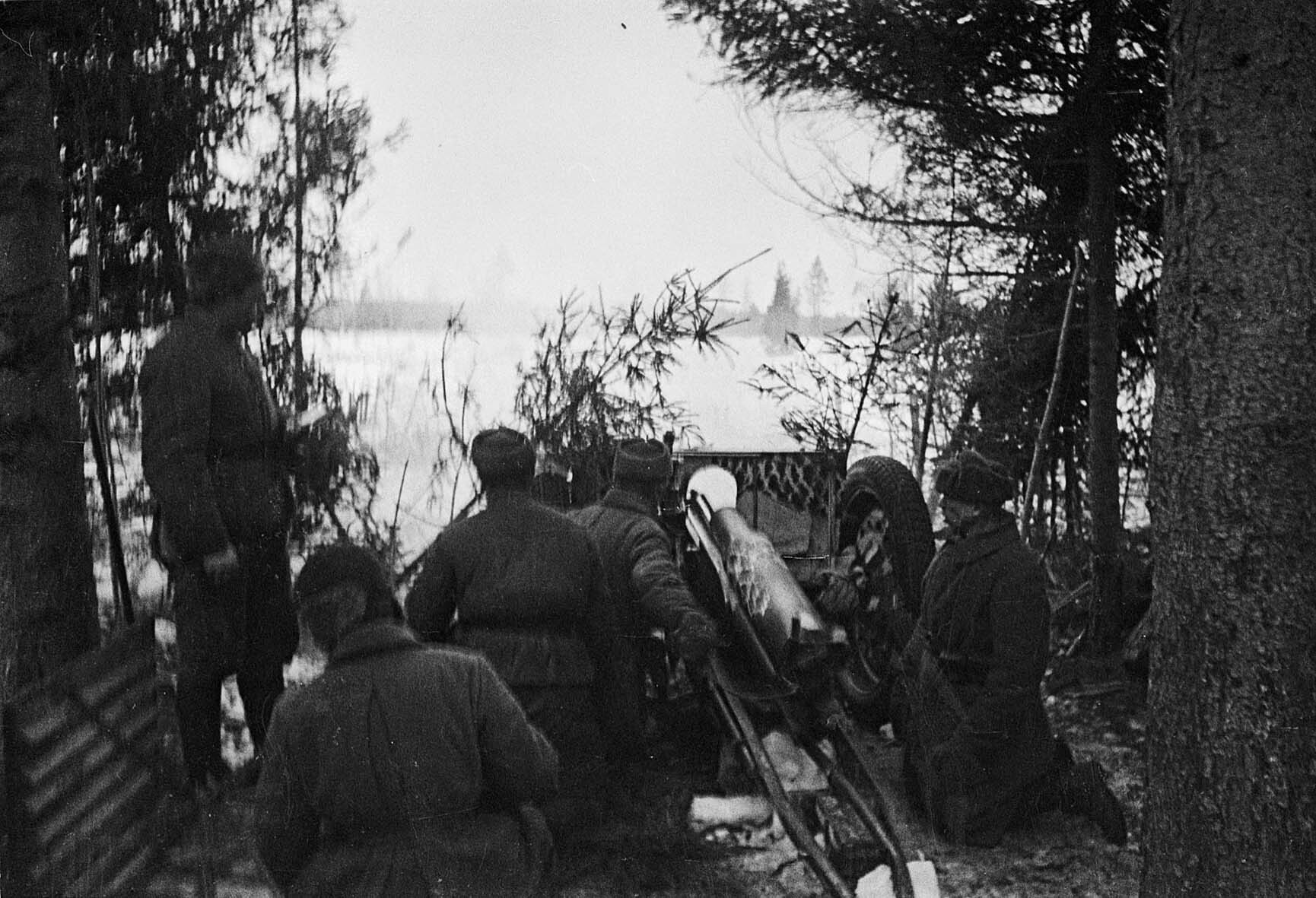 Катуков 1942 год Калининский фронт. Артиллеристы 76 мм 1945.