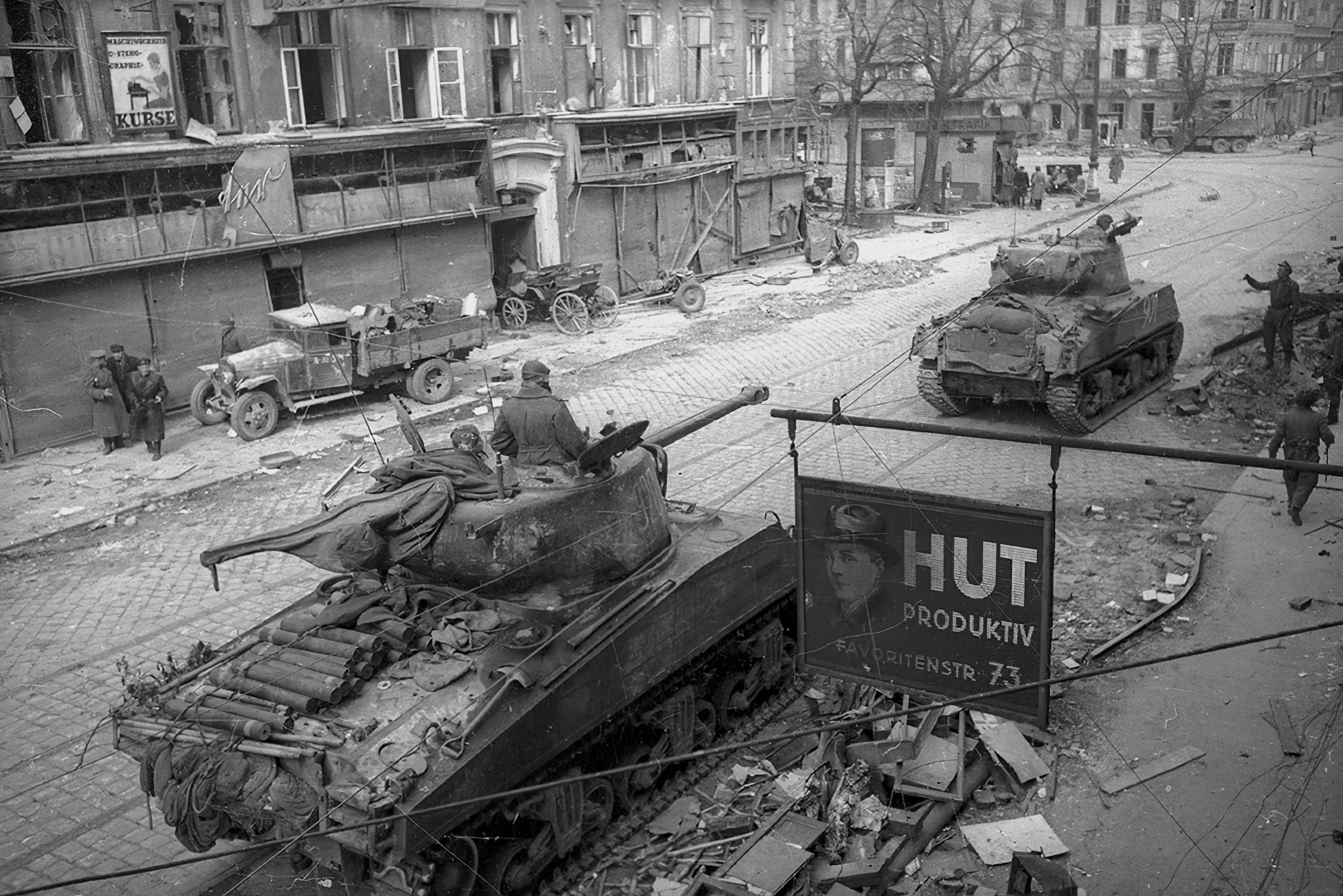 Венская наступательная операция. Шерман на улице Берлина 1945. Танки в Берлине 1945. Т 34 76 В Берлине.