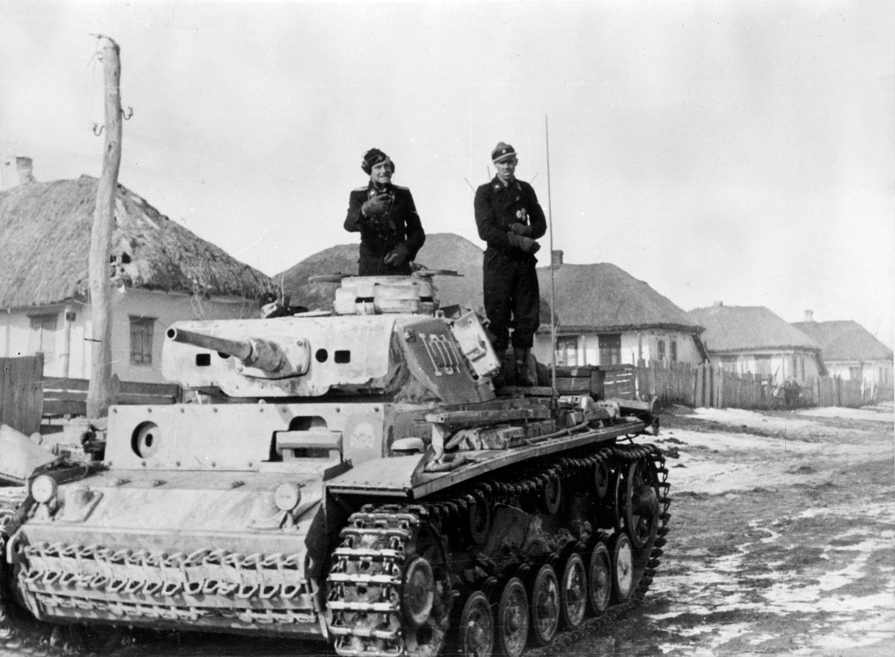 Танковая дивизия сс мертвая голова. PZ 3 Ausf l 1943. Танк PZ Kpfw 3 на Восточном фронте. PZ III Totenkopf. PZ IV Тотенкопф.