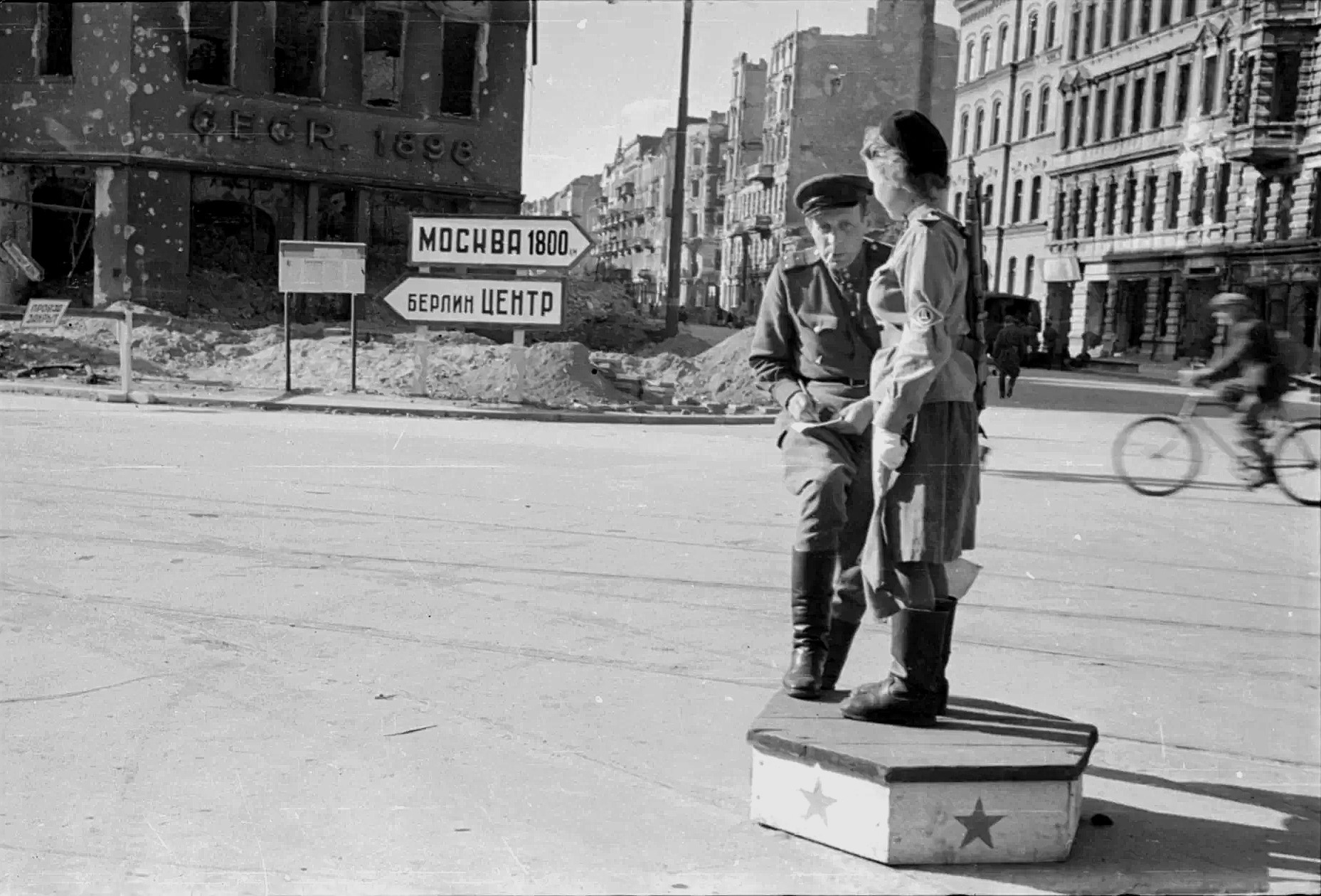 Регулировщица в Берлине 1945. Фронтовая регулировщица. Фото регулировщицы в Берлине 1945.