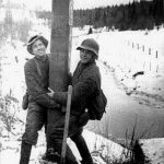 0,3 Красноармейцы выкапывают пограничный столб у финской заставы Яппинен,.jpg
