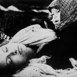 Советский ребенок, плачущий над телом своей погибшей матери. 1942 год..jpg