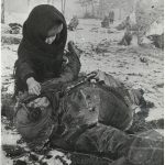 Советский ребенок рядом с убитой матерью..jpg