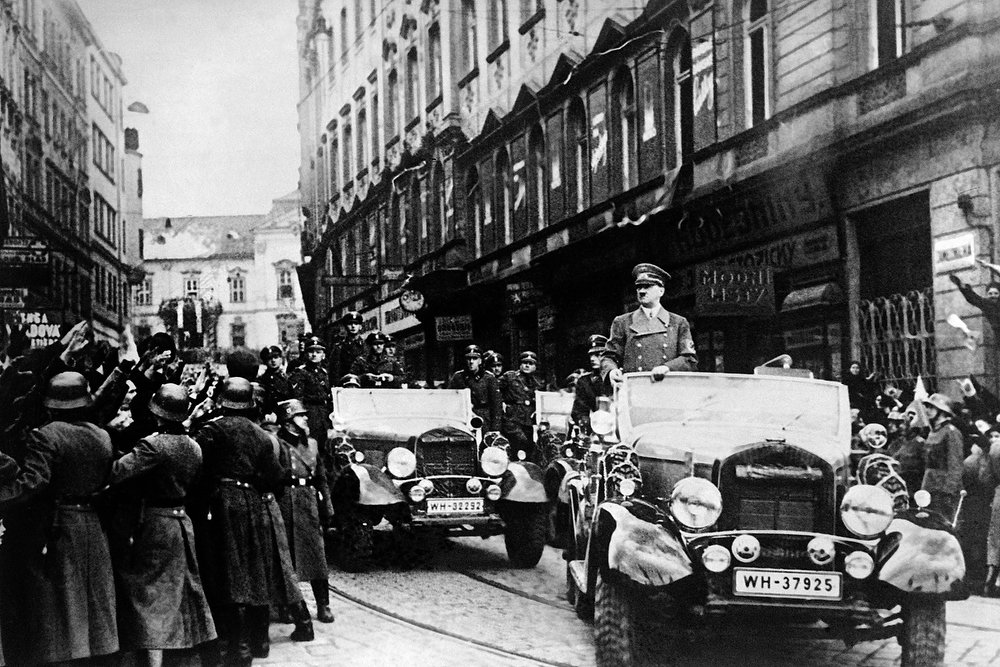 Фото 1939 года. Немцы в Праге 1939. Парад немецких войск в Праге в 1939. Германская оккупация Чехии 1939. Гитлер Прага март 1939.