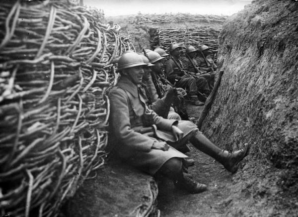romanian men resting in the trenches romanian troops first world war