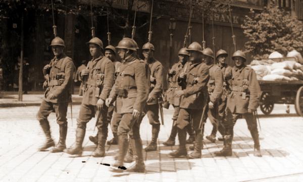  румынских солдат на городской улице. ПМВ. У солдат французские винтоки 01