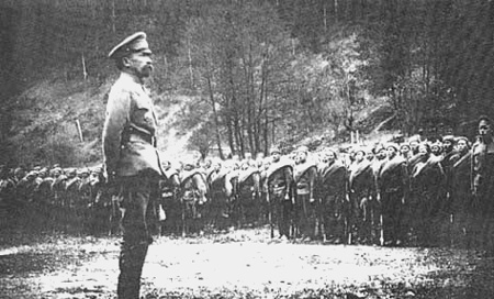 Л.Г. Корнилов перед войсками. ПМВ, 1917 год