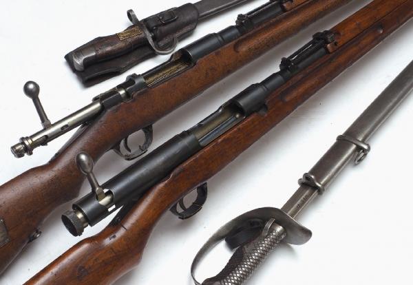  7 мм «мексиканской» (внизу) и 6,5 мм винтовки Тип 30 (обр. 1897 г.) винтовок Арисака (02)