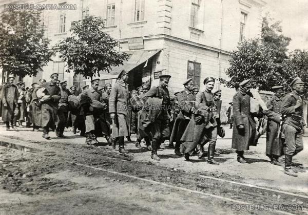 , разоръжени и арестувани членове на “Оранжевата гвардия” на Ал. Стамболийски под конвой от редовна войска след преврата на 9 юни 1923 г.