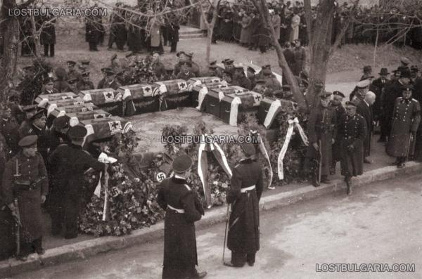 Погребение экипажа немецкой подлодки UB 45, потопенной в 1916 году. Варна, 1936 год (01)