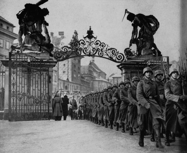  солдаты в центре Праги (1939 год) 01