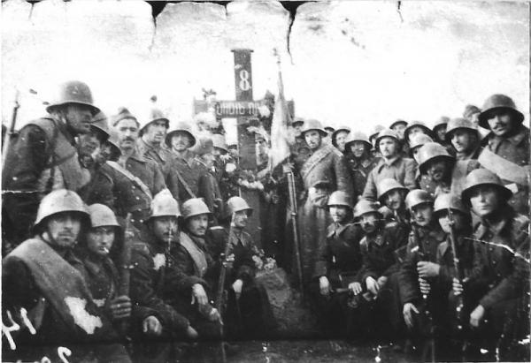 8th Cavalery Regiment (Bulgaria) in Bujanovac, Serbia, WWII Воини от 8 и конен полк пред паметника на загиналите бойни другари около Бояновац, 1944 год