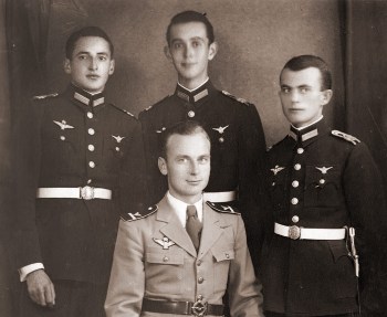  лётчики на обучении в Венгрии вместе со своим венгерским инструктором, 1943 год 01