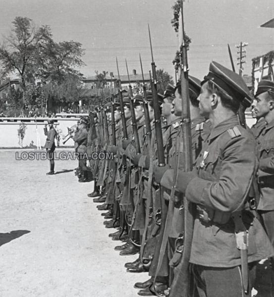  болгарских военнослужащих с винтовками Манлихера (1945 год) 01