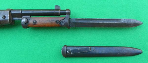  складной штык нож обр. 1938 года (тип 2), примкнутый к винтовке Каркано обр. 1938 года 01