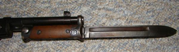  складной штык нож обр. 1938 года (тип 2), примкнутый к винтовке Каркано обр. 1938 года 04а