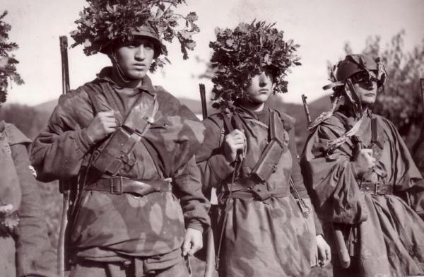 italian soldiers demonstrate interesting methods of cameoflage and concealment