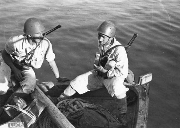  солдаты в лодке у берегов Крита в районе Ситии. Солдаты вооружены 6,5 мм карабинами Moschetto per Cavalleria M1891 (Carcano)