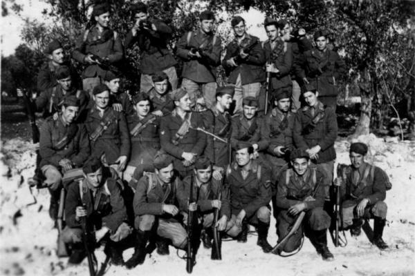  солдаты позируют перед фотографом перед отправкой на фронт. ВМВ