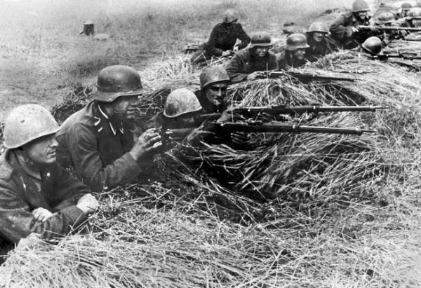 Joint German and Italian troops in a trench in anticipation of an attack in Russia. Photograph, Autumn 1941