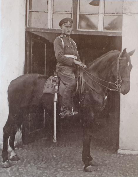  кавалерист (всадник) верхом с саблей Напредъ в лопасти обр. 1914 г. на седле. Ямболь, 1934 год