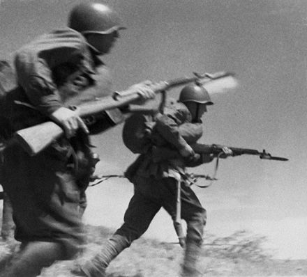 RIAN archive 613474 Red Army men attacking