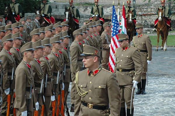 караул венгерской армии с карабинами СКС встречает президента США