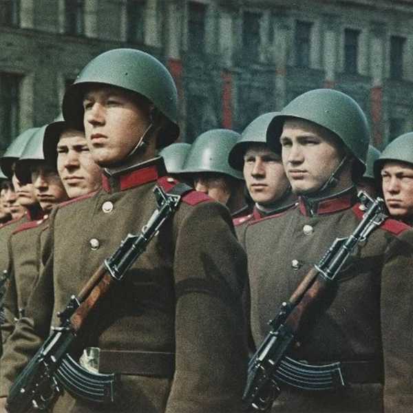 солдаты с автоматами Калашникова АК (01)