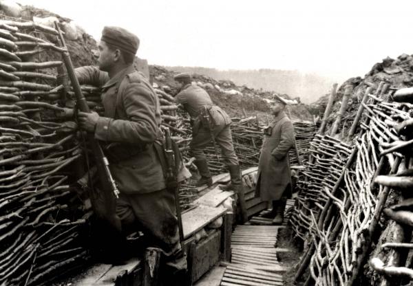  солдаты с винтовками Маузер 98 и штыками обр. 1898 года в окопах ПМВ 01