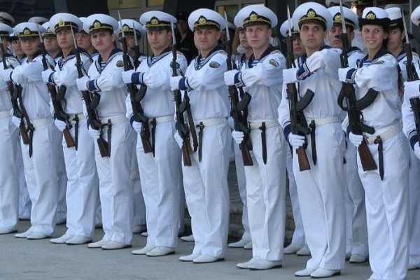  моряки с автоматами АК 03