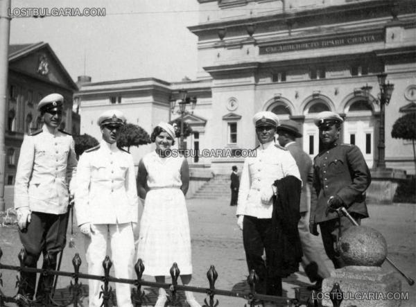  в летней форме перед зданием Национального собрания, София, середина 1930 х годов