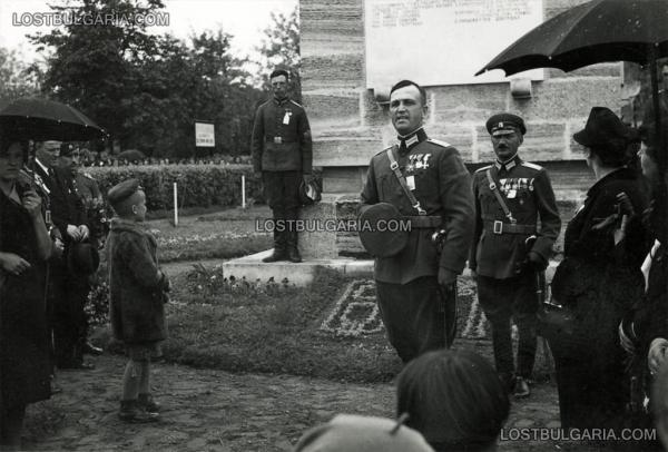  венец пред паметника на загиналите от Втори на Н.В. Конен полк, Лом, май 1939 г. 01