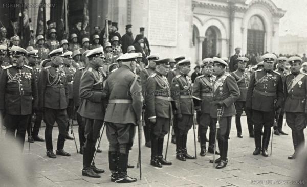  на войската и Ордена за храброст   Гергьовден, Н.В. Цар Борис ІІІ разговаря с генералите