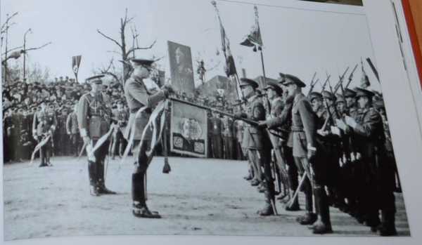  король Михай I награждает штандарт одной из румынских авиационных частей (1942 г.). Офицеры вооружены палашами ВВС обр. 1925 г. (01)