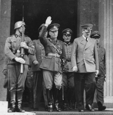  Антонеску и Адольф Гитлер выходят из Фюрербау (10 июня 1941 года, Мюнхен) 02