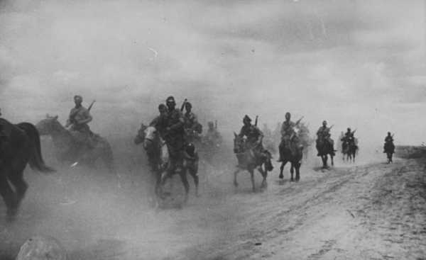  кавалеристы на марше по дороге у Азовского моря