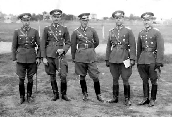 Болгарские лётчики с офицерскими саблями обр. 1927 года 01