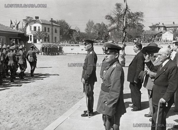  Дамян Велчев, министър на войната поздравява маршируващ строй от войници при посещението си във военно поделение, неизвестно къде, вероятно края на 1945 г.