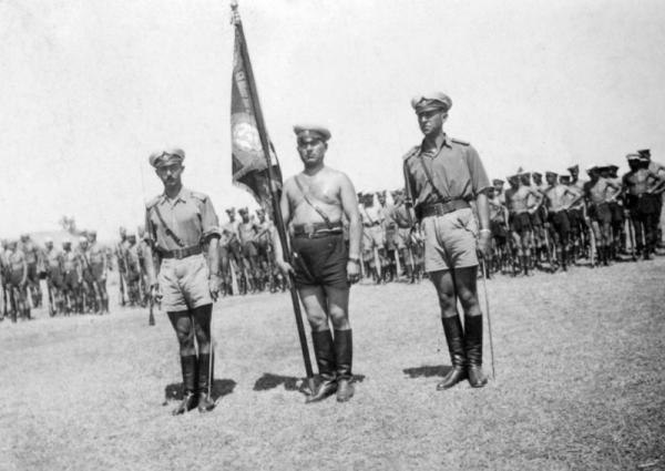  болгарской воинской части перед знаменем на греческом аэродроме (1942 год) 01