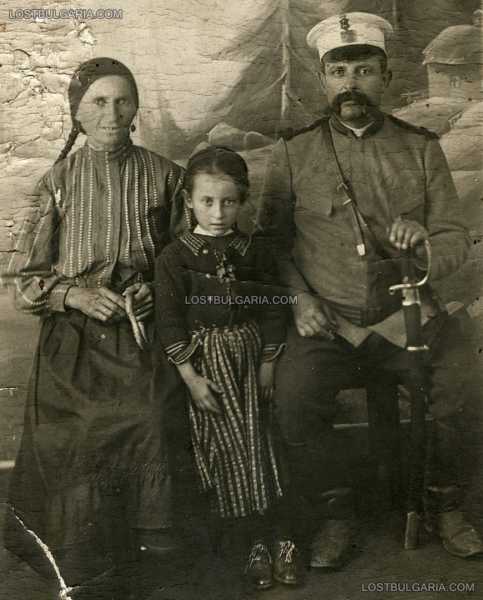 Стражар (полицай) от софийски полицейски участък със семейството си, 20 те години на ХХ век 01