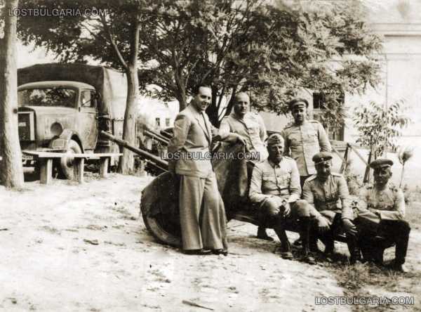 Български полицаи и германски офицер, край временен лагер на немски войски в България. ВМВ