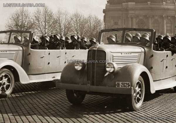 Жандармерия с автомобили “Додж” (Doodge) пред сградата на Софийския университет, 30 те години на ХХ век 01