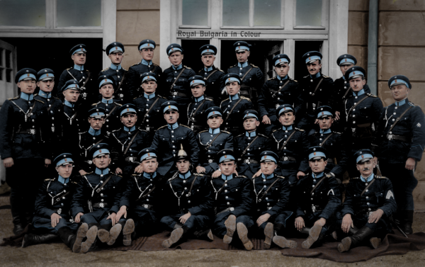 Групповая фотография (колоризированная) болгарских полицейских времён Царства Болгарии 01