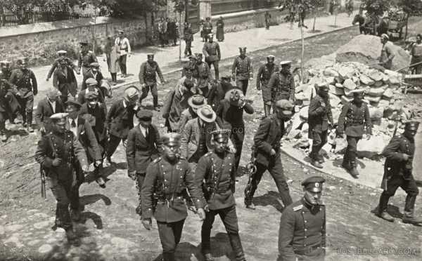 Полицаи водят към съда студенти и гимназисти   политически затворници, арестувани след септемврийското въстание от 1923 г., София 1925 г.