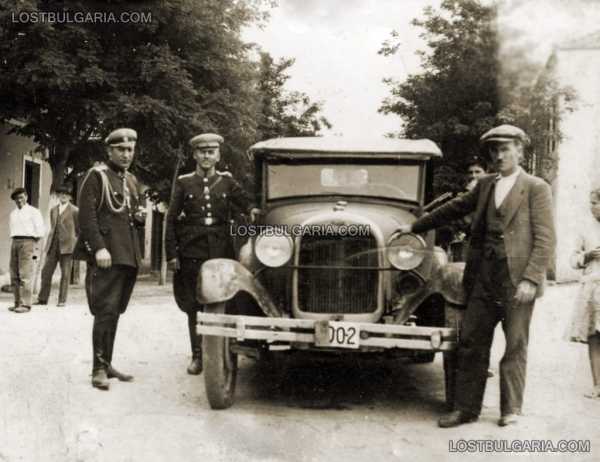 Униформени полицаи, снимани до автомобил Форд А (Ford A), 30 те години на ХХ век