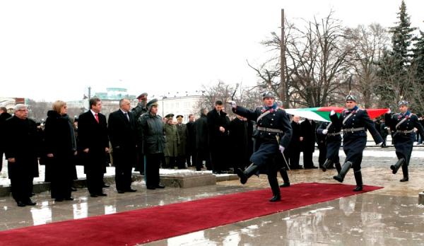  Национальной гвардейской части Болгарии. У офицера   гвардейская сабля обр. 2004 года 03