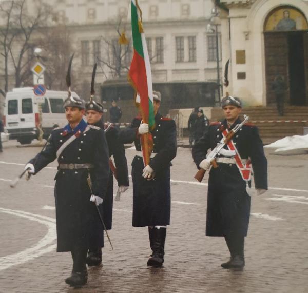  Национальной гвардейской части Болгарии. У офицера впереди   гвардейская сабля обр. 2004 года 01