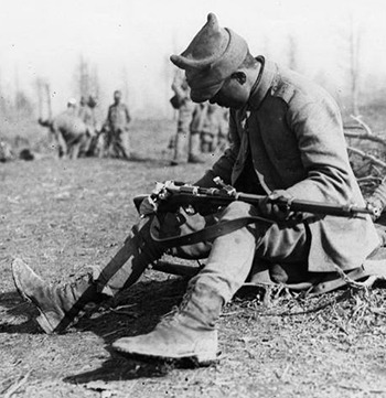 Румынский солдат с винтовкой Манлихера М1893. ПМВ 01