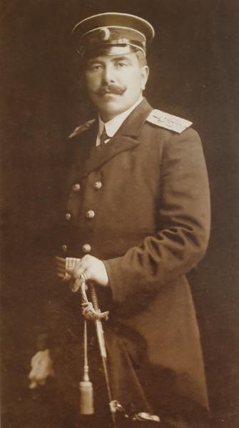 Мичман II ранга в сюртуке с морской офицерской саблей обр. 1902 года. Варна, 1909 год 02