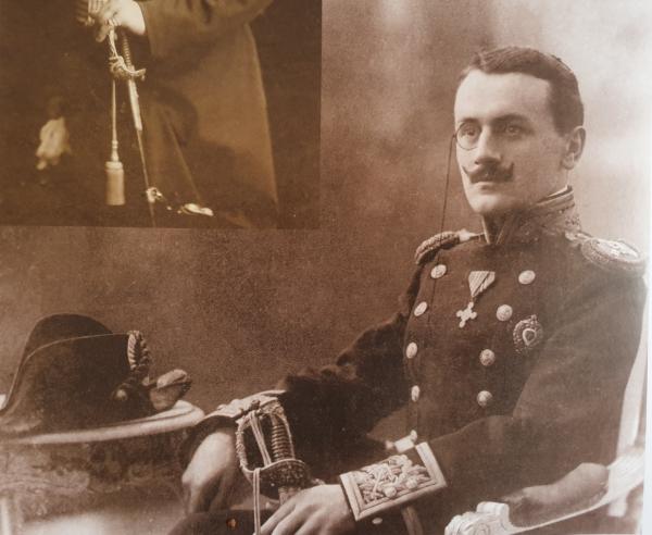 Мичман I ранга в парадном мундире с морской офицерской саблей обр. 1902 года 01